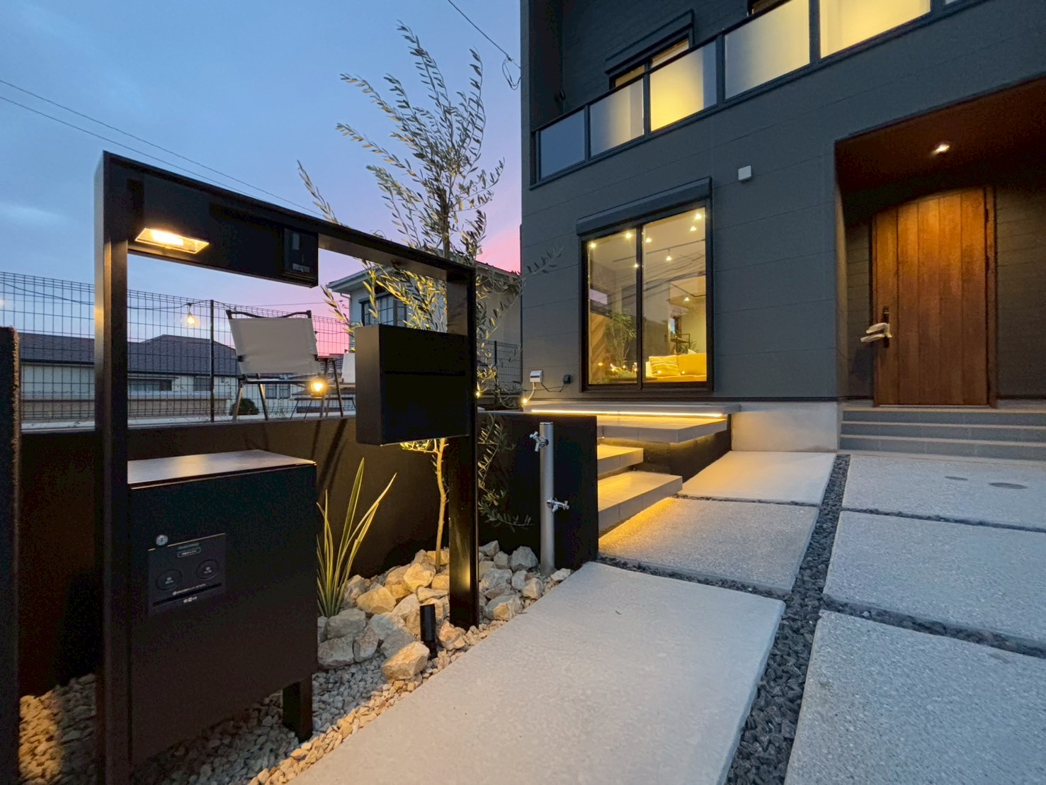 夕暮れ時の建売物件外観